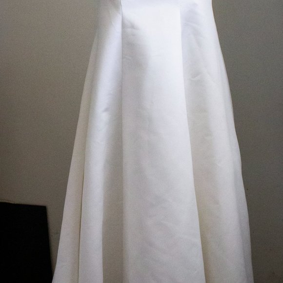 Wedding Dress with Protective Box - Picture 8 of 11